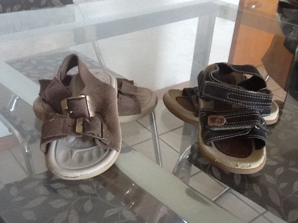 Sandalhas, números 21 e 22 usadas